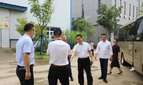 考察團對狼牌輪胎進行實地考察