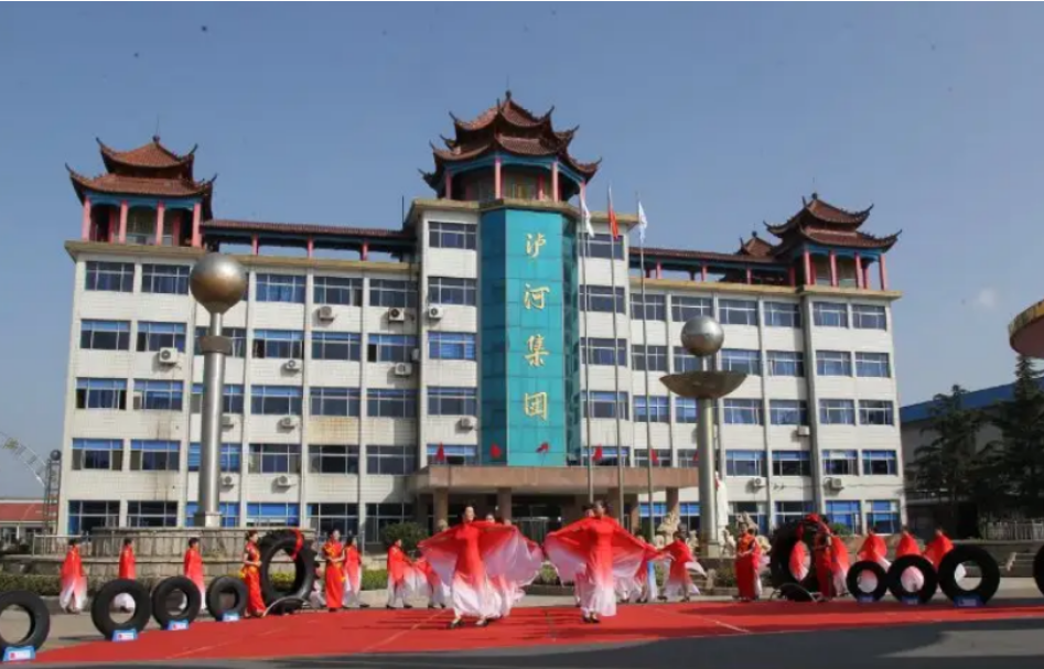 　山東瀘河集團有限公司成立于1986年，位于山東省濰坊市，現(xiàn)擁有100萬套全鋼子午胎和500萬套半鋼子午胎生產(chǎn)線，其“瀘河”商標(biāo)被國家工商總局商標(biāo)局認(rèn)定為中國馳名商標(biāo)。