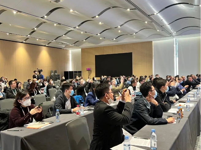陳平認為，2023年曙光已現(xiàn)，呼吁輪胎行業(yè)以2023年為起點，團結一心、減少內卷，以更好的姿態(tài)進入全球市場。