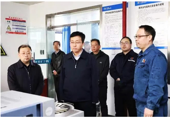 段堯剛、柴哲一行先后參觀了龍星化工股份有限公司發(fā)展規(guī)劃展廳、中央控制中心、實驗中心、炭黑及白炭黑生產(chǎn)線、中豪熙湖——龍星公園等地，并召開座談會。座談會上，龍星化工股份有限公司相關(guān)負責人介紹了企業(yè)概況及山西龍星碳基新材料循環(huán)經(jīng)濟產(chǎn)業(yè)項目進展情況，與會人員就加快項目建設(shè)進度進行了發(fā)言。