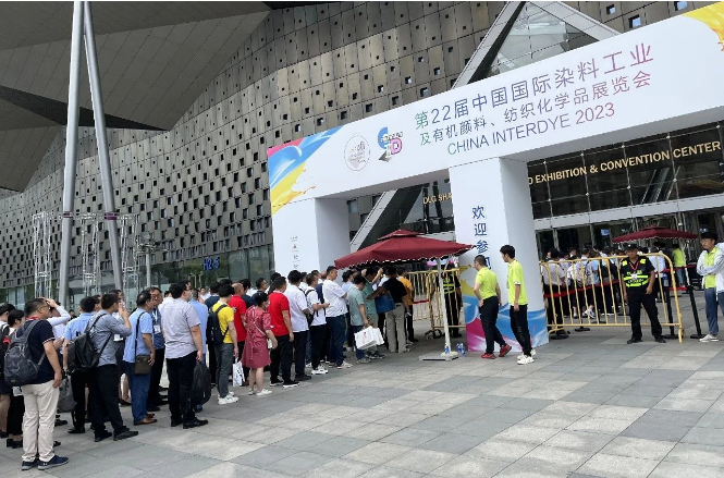 第22屆中國(guó)國(guó)際染料工業(yè)及有機(jī)顏料、紡織化學(xué)品展覽會(huì)在上海世博展覽館圓滿落幕。本屆展會(huì)吸引了來(lái)自全球15個(gè)國(guó)家和地區(qū)的600余家企業(yè)報(bào)名參展，展出總面積高達(dá)50000平方米。展會(huì)中涵蓋了各類先進(jìn)的環(huán)保型染料、有機(jī)顏料、助劑、中間體、儀器環(huán)保設(shè)備、配套服務(wù)等，為企業(yè)創(chuàng)造了新的機(jī)遇，拓展了新的市場(chǎng)。