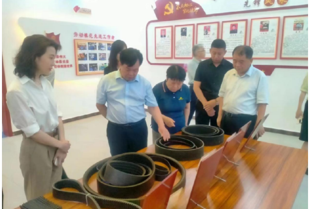 開封市政協(xié)副主席兼市財(cái)政局黨組書記、局長(zhǎng)孫國(guó)才率領(lǐng)市政協(xié)代表團(tuán)，共22人一行，蒞臨金久龍實(shí)業(yè)有限公司，深入調(diào)研該企業(yè)的發(fā)展?fàn)顩r。陪同調(diào)研的還有縣政協(xié)副主席楊清泉及縣委統(tǒng)戰(zhàn)部有關(guān)負(fù)責(zé)人。