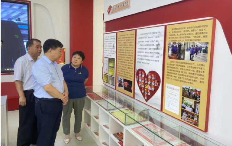 孫國(guó)才一行在參觀了金久龍公司的“五心先鋒”展廳后，聽取了該金久龍公司黨委書記兼總經(jīng)理王運(yùn)紅對(duì)企業(yè)情況的介紹，詳細(xì)了解了金久龍公司發(fā)展歷程、生產(chǎn)經(jīng)營(yíng)、技術(shù)創(chuàng)新以及人才需求等方面的詳細(xì)介紹。王運(yùn)紅對(duì)金久龍公司取得的杰出業(yè)績(jī)感到自豪，并表示公司將堅(jiān)持創(chuàng)新發(fā)展，為開封市高質(zhì)量發(fā)展貢獻(xiàn)更大力量。